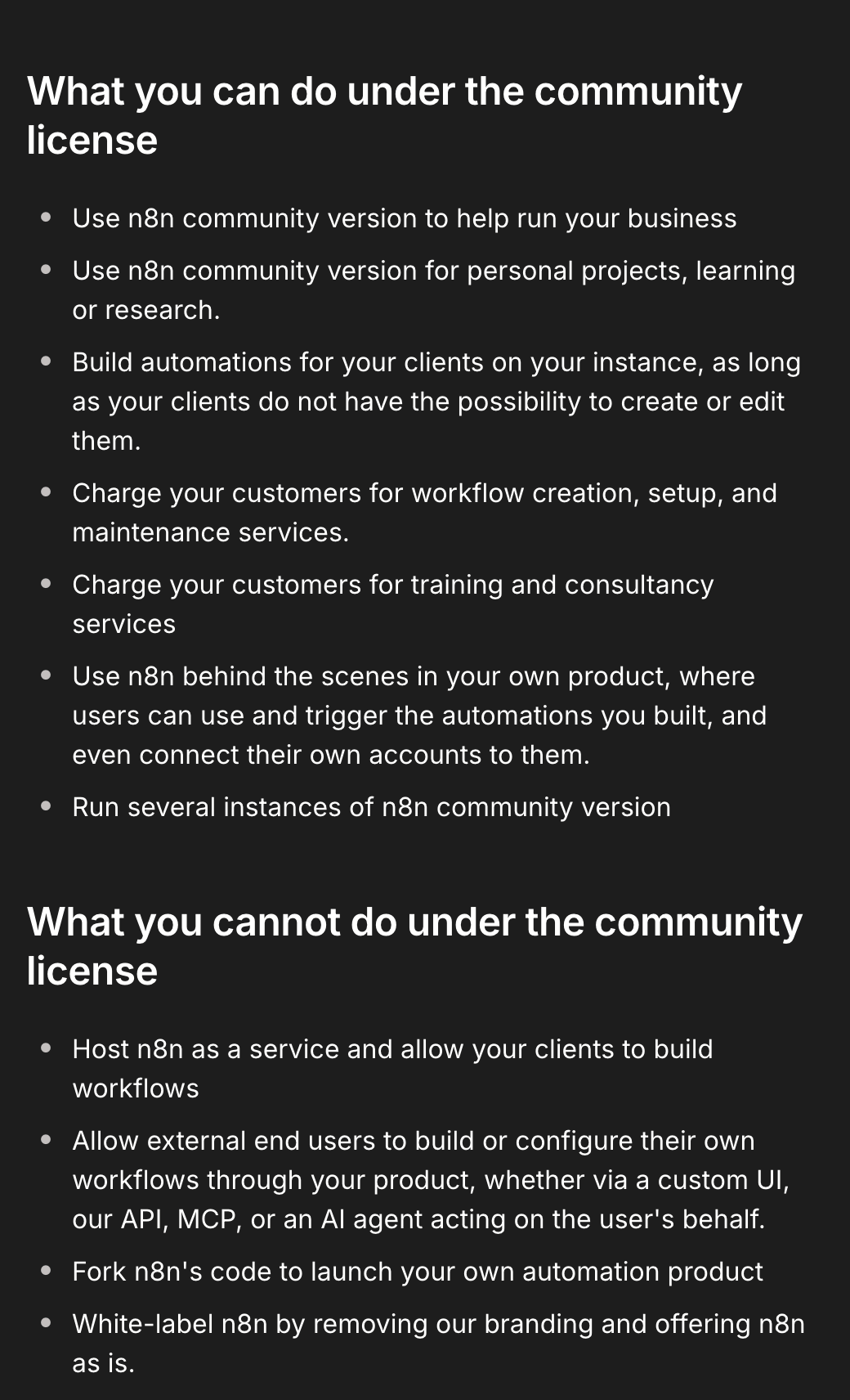 A documentação do n8n, na página License FAQ: em “What you can do under the community license”, cobrar dos clientes pela criação, configuração e manutenção dos fluxos; em “What you cannot do”, hospedar o n8n como serviço pros clientes montarem fluxos e tirar a marca do n8n pra revender (white-label).