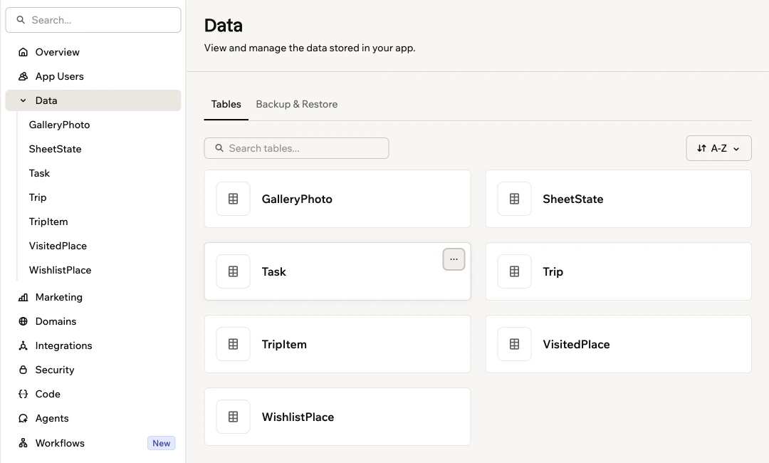 O painel de um app no Base44 aberto em Data: a lista de tabelas que a plataforma criou, como GalleryPhoto, Task, Trip e VisitedPlace, com App Users, Domains, Security e Workflows no menu do lado.