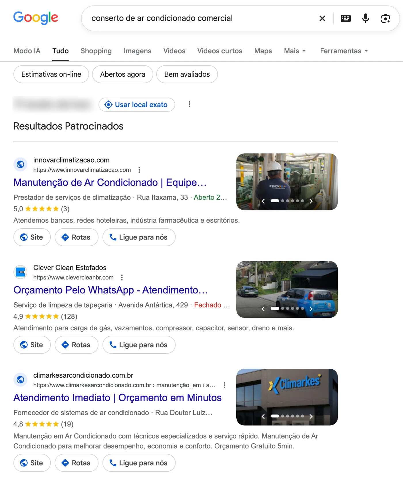 A busca do Google por conserto de ar condicionado comercial: no topo, os Resultados Patrocinados, com três anúncios de empresas de ar-condicionado e de limpeza (Innovar Climatização, Clever Clean Estofados e Climarkes), cada um com a nota, o endereço e os botões Site, Rotas e Ligue para nós; a localização de quem pesquisou está borrada