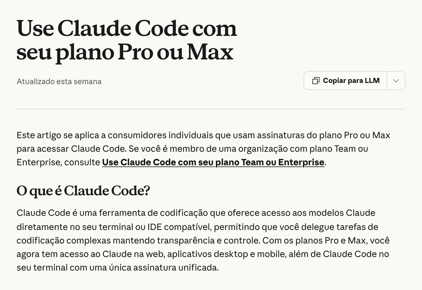 Começo do artigo da central de ajuda da Anthropic em português, “Use Claude Code com seu plano Pro ou Max”, atualizado esta semana: com o Pro e o Max você tem o Claude na web, no computador e no celular e o Claude Code no terminal, numa assinatura só