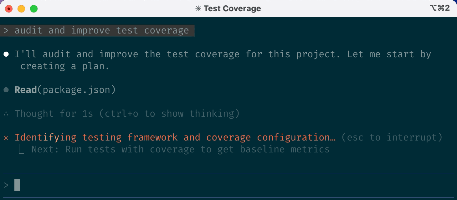 Claude Code no terminal com o pedido “audit and improve test coverage”, a resposta “I'll audit and improve the test coverage for this project. Let me start by creating a plan.”, a leitura do arquivo package.json e o próximo passo em laranja