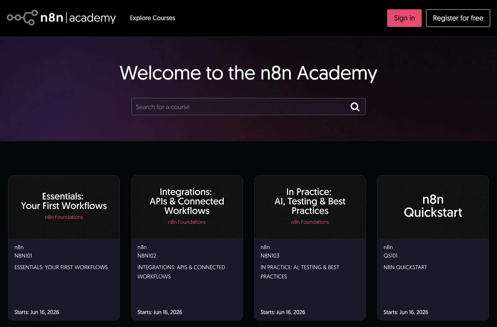 A página da n8n Academy, em learn.n8n.io: o botão Register for free no topo e os quatro cursos, Essentials, Integrations e In Practice (os três da trilha n8n Foundations) e o n8n Quickstart.