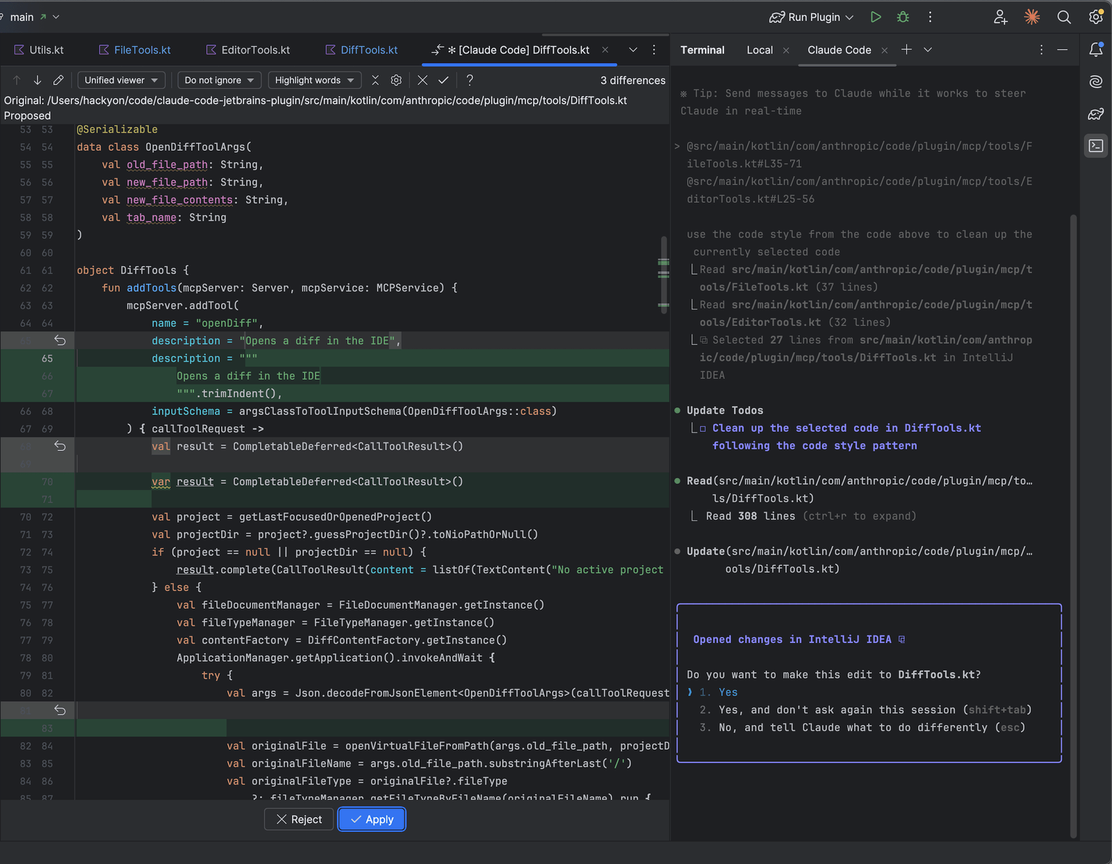 IntelliJ IDEA com a tela de comparação da JetBrains mostrando a mudança proposta num arquivo, com os botões Reject e Apply, e à direita o Claude Code no terminal do editor perguntando “Do you want to make this edit to DiffTools.kt?”