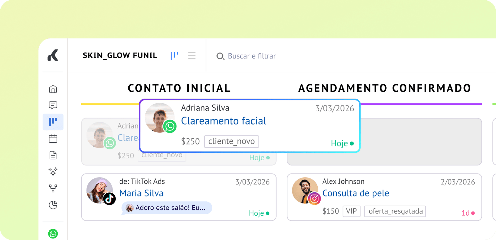 O funil de vendas da Kommo em colunas (Contato inicial e Agendamento confirmado), com o cartão de cada cliente mostrando o nome, o serviço, o valor e o ícone do canal; o cartão de um contato que chegou pelo WhatsApp está sendo arrastado de uma coluna pra outra.