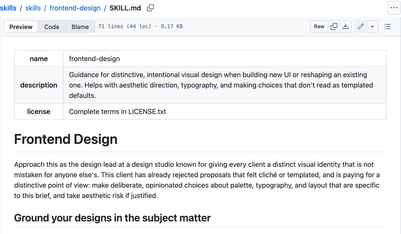 O arquivo SKILL.md da skill frontend-design no GitHub da Anthropic, com o cabeçalho de nome, descrição e licença em cima e as instruções, em inglês, embaixo