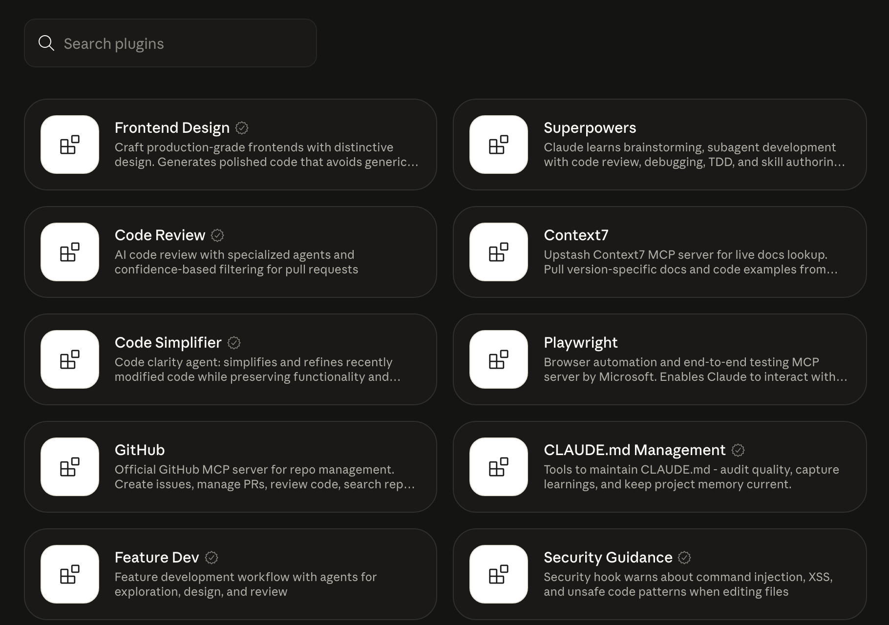 A Claude Marketplace na web, com a busca de plugins e os primeiros cartões: Frontend Design, Code Review, Code Simplifier, CLAUDE.md Management, Feature Dev e Security Guidance com o selo de verificado ao lado do nome, e Superpowers, Context7, Playwright e GitHub sem o selo