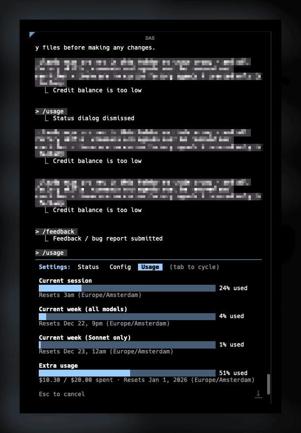 Terminal do Claude Code com a mensagem “Credit balance is too low” três vezes seguidas e, embaixo, a tela do /usage com a sessão em 24% e a semana em 4%