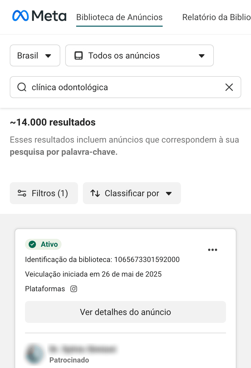 A Biblioteca de Anúncios da Meta vista no celular, com os filtros Brasil e Todos os anúncios e a busca “clínica odontológica”: cerca de 14.000 resultados e o primeiro cartão marcado como Ativo, com a identificação, a veiculação iniciada em 26 de maio de 2025, a plataforma e o anunciante, um dentista, com o nome e a foto borrados